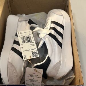 Adidas Kids country XLG White and Black Striped Sneakers size 2